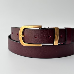 Burgundy Leather Belt: Textured Gold Buckle, Elegant Wine  display picture 1