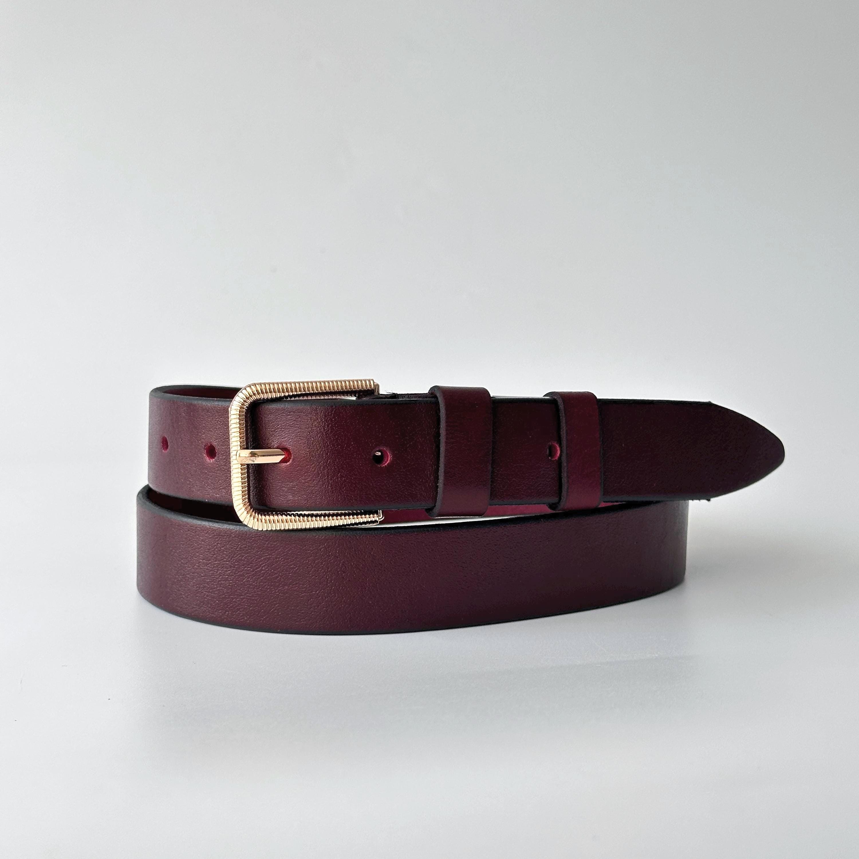 Burgundy Leather Belt: Textured Gold Buckle, Elegant Wine  display picture 2