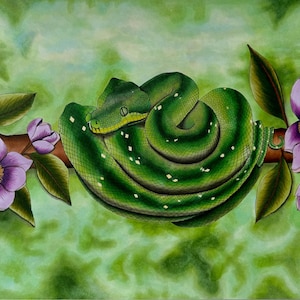 Op de afbeelding: Een groene slang met witte vlekken die op een tak met paarse bloemen is opgerold. De slang is opgerold en zijn kop rust op zijn lichaam. De bloemen bloeien en hebben een delicate uitstraling.