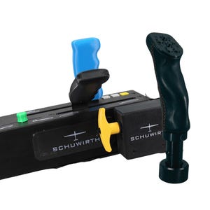 Puede incluir: Un cuadrante de aceleración para simulador de vuelo en color negro con el logotipo SCHUWIRTH, un mando verde, una palanca en T amarilla y una palanca azul. Un mango de joystick negro separado con parte superior texturizada a la derecha.