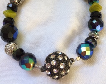 Bracelet with magnetic clasp and vintage beads