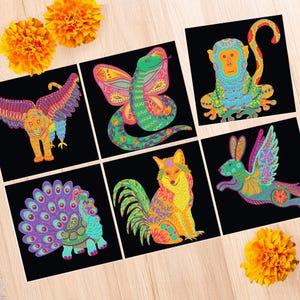 Peut inclure: Ensemble de six impressions d'art carrées avec des illustrations d'animaux colorées et stylisées sur fond noir. Les animaux comprennent un tigre ailé, un serpent avec des ailes de papillon, un singe, un renard, un paon et un lapin ailé. Deux fleurs de souci orange sont également présentes.