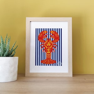 Póster de langosta sobre rayas azules, decoración costera para imprimir