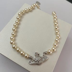 Vivienne Westwood Choker Halskette Künstliche Perlen Mini Bas Relief
