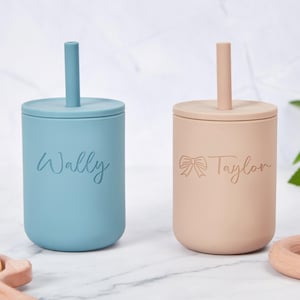 カスタムネーム シリコン製 シッピーカップ ストロー付き 赤ちゃん用 6ヶ月以上 こぼれない パーソナライズ刻印入り 幼児トレーニングカップ ベビーギフト 新生児ギフト 7オンス