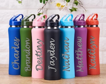 Bouteilles d&#39;eau gravées avec de la paille, bouteille d&#39;eau de sport personnalisée, nom personnalisé, bouteille de sport, cadeau de Noël pour lui, cadeau de demoiselle d&#39;honneur pour elle