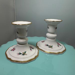 Par elegante de candelabros ingleses de porcelana Spode Billingsley Rose Spray de 3 pulgadas