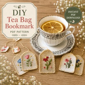 Könnte beinhalten: DIY Teebeutel-Lesezeichen PDF-Muster. Das Bild zeigt eine Teetasse mit einer Zitronenscheibe, eine Untertasse und mehrere bestickte Teebeutel-Lesezeichen mit floralen Designs. Die Lesezeichen sind beige mit farbiger Blumenstickerei.