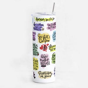 May include: White tumbler with a colorful design featuring inspirational quotes in Portuguese. The tumbler has a lid and a straw. The quotes include "Amada do Pai", "fui criada com um proposito", "Sou forte e Corajosa", "Deus te ama", "Jesus me ama", "eu sou mulher virtuosa", and "Queridinha de Jesus".