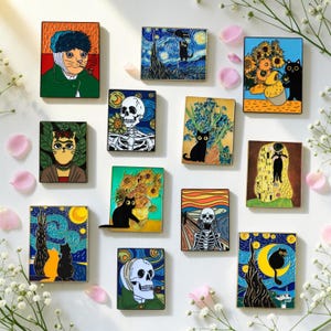 Può includere: Una collezione di spille rettangolari in smalto che parodiano opere d'arte famose. Le spille raffigurano gatti e scheletri nello stile di Van Gogh, Frida Kahlo e altri artisti. La tavolozza dei colori comprende blu, giallo e verde.