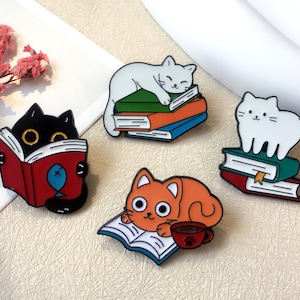 Épingle en émail adorable chat et livre / Badge chaton mignon / Épinglette / Épinglette de collier / Ensemble d&#39;épingles en émail drôle / Cadeau d&#39;anniversaire pour elle/lui