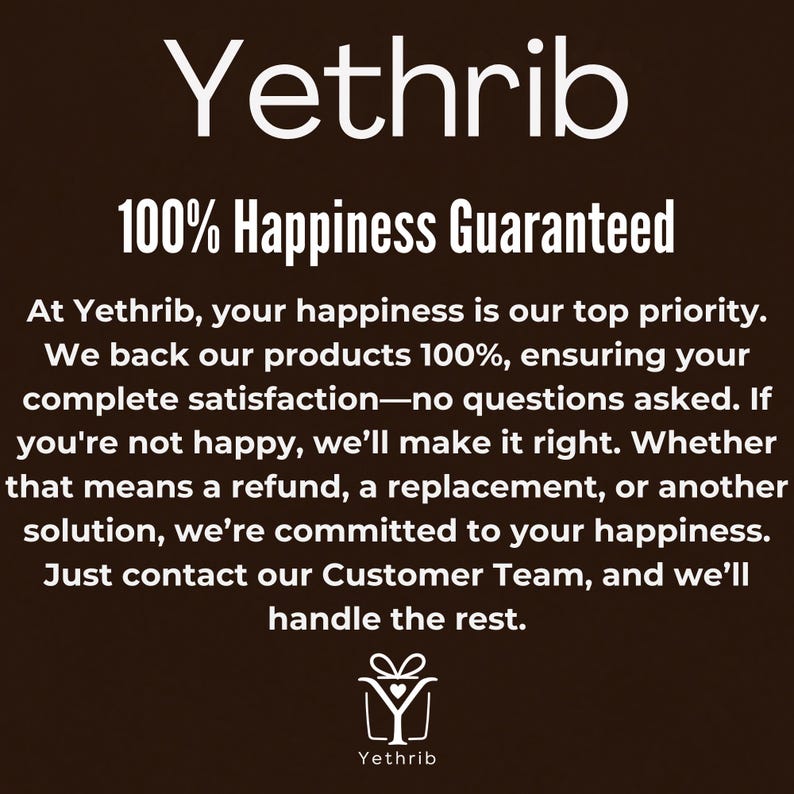 Pode incluir: Gr&aacute;fico marrom escuro com o texto branco "Yethrib" no topo, seguido de "100% Happiness Guaranteed". O texto abaixo detalha uma garantia de satisfa&ccedil;&atilde;o do cliente, prometendo reembolsos ou substitui&ccedil;&otilde;es. Um logotipo de um presente com um cora&ccedil;&atilde;o est&aacute; na parte inferior.
