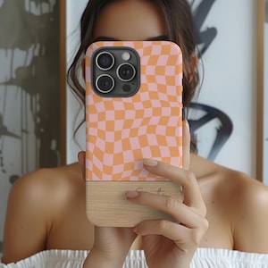Coque personnalisée rétro ondulée à carreaux orange pêche et rose poudré avec nom groovy pour iPhone 16, coque iPhone 15, coque iPhone 14