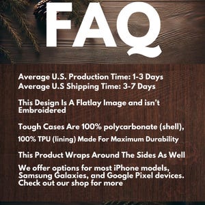 Pode incluir: Texto branco "FAQ" em fundo de madeira castanha escura. O texto est&aacute; acima de uma lista de detalhes do produto, incluindo tempos de produ&ccedil;&atilde;o e envio, informa&ccedil;&otilde;es sobre materiais e compatibilidade de dispositivos.