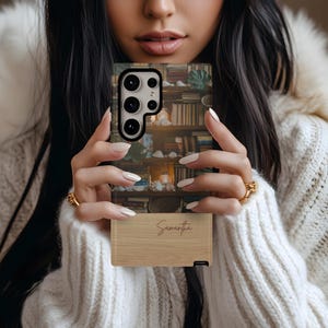 Capa personalizada para Samsung com estante costeira | Capa com estampa de conchas tropicais, lanternas, livros e folhas para Samsung S24 S23 S22 S21 S20 com nome de verão e vibrações de praia