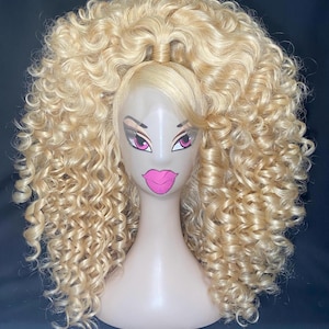 Supervoluminös, spänstig, lockig, halv upp, halv ner, hästsvans med sidolugg, för dragqueens, kostymer eller cosplay