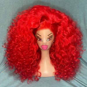 Syntetisk peruk i stor bouncy disco curls-stil för dragqueens, kostym eller cosplay