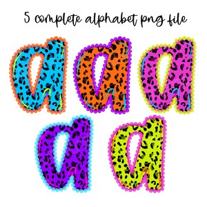 Peut inclure: Cinq motifs de la lettre "a" avec des imprim&eacute;s l&eacute;opard color&eacute;s. Les lettres sont en bleu, orange, rose, violet et jaune, chacune avec une palette de couleurs unique et une bordure festonn&eacute;e. Le texte "5 complete alphabet png file" est en haut.