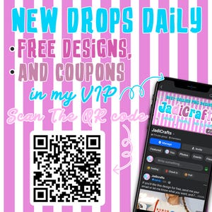 K&ouml;nnte beinhalten: Eine Werbegrafik mit rosa und wei&szlig;en Streifen. Der Text in Blau und Rosa lautet: "NEUE T&Auml;GLICHE DROPS, KOSTENLOSE DESIGNS UND GUTSCHEINE in meinem VIP." Ein QR-Code und ein Telefonbildschirm mit einer Facebook-Gruppe sind vorhanden.