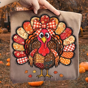 Könnte beinhalten: Ein braunes Kissen zum Thema Thanksgiving mit einem Cartoon-Truthahn mit roter Wamme und Schleife. Der Truthahn hat einen bunten Schwanz mit Blumen- und Karomustern. Der Hintergrund zeigt Kürbisse und Herbstlaub.