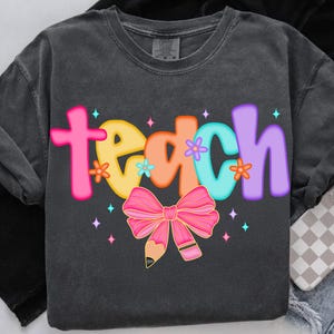 Preppy Teach Coquette PNG, Sublimacja Nauczyciela Kwiatów, Projekt Koszulki z Prezentem dla Nauczyciela, Klipart Powrót do Szkoły, Ostatni Dzień, Nauczyciel Wakacyjny PNG