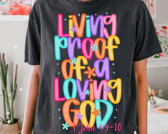 Prueba viviente de un Dios amoroso PNG, diseño de mujer cristiana preppy, sublimación de versículo bíblico, cita de Jesús PNG, sublimación cristiana basada en la fe