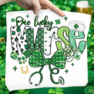 Könnte beinhalten: Weißes St. Patrick's Day-Design mit den Worten "One lucky Nurse" in Grün, verziert mit Kleeblättern und medizinischen Symbolen. Enthält ein Stethoskop, eine Fliege und eine Krankenschwestermütze.