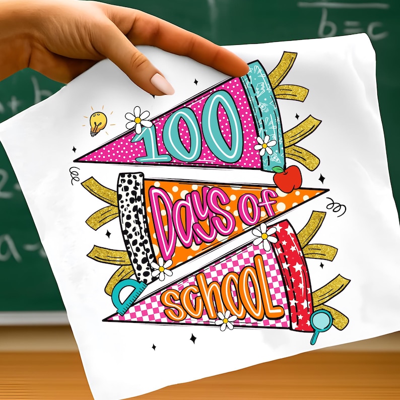 以下が含まれることがあります： 100日間の学校を祝うカラフルなデザインの白い布。デザインには、「100 Days of School」という言葉が鮮やかな色で書かれた3つのペナントバナーと、リンゴや定規などの学校をテーマにしたグラフィックが含まれています。