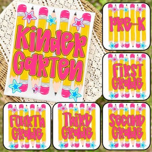 Könnte beinhalten: Eine Sammlung von schulbezogenen Grafikdesigns mit gelben Bleistiften, rosa Radiergummis und blauen Sternakzenten. Der Text umfasst Kindergarten, Pre-K, First Grade, Second Grade, Third Grade und Fourth Grade in fetter rosa Schrift.