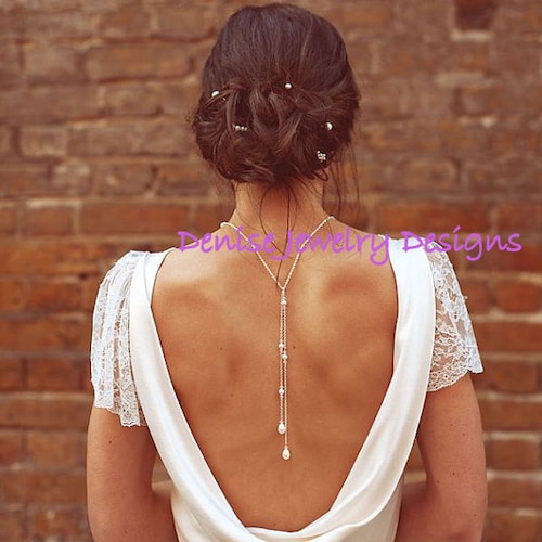 Collier de toile de fond, collier de mariée dans le dos, bijoux de mariée, bijoux de dos en perle, cadeau pour demoiselles d'honneur, collier cravate lariat, goutte dans le dos Love Me Do