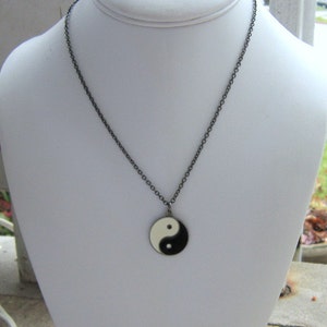 Collar Yin Yang, joyas de Yin Yang, regalos para él, regalos para ella, regalo para un hombre, collar de hombre, collar unisex, cadena negra