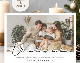 Op de afbeelding: Een kerstkaart met een gezin dat een boek leest. De kaart bevat de tekst "Oh come let us adore him" in script. Extra tekst is "-may the light of Christ fill your home this Christmas- THE MILLER FAMILY."
