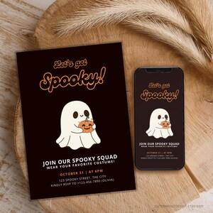 Puede incluir: Una invitación de Halloween y una pantalla de teléfono inteligente. Ambas presentan el texto "Let's get Spooky!" en escritura naranja sobre un fantasma de dibujos animados sosteniendo una calabaza. La invitación incluye detalles del evento.