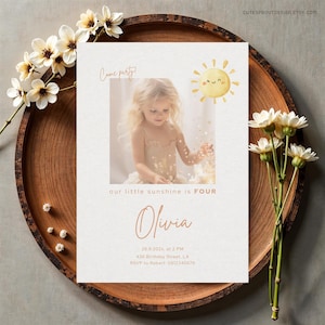 Invito di compleanno modificabile "Our Little Sunshine" per bambina, modello estivo pastello Canva, invito stampabile personalizzato per la festa del 4° compleanno dei bambini con foto