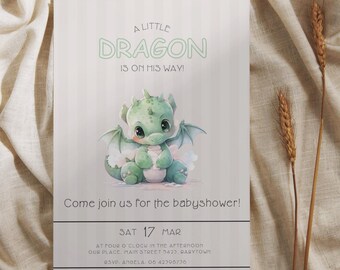 Könnte beinhalten: Babyparty-Einladung mit einer Illustration eines niedlichen grünen Drachen. Der Text lautet "A Little Dragon Is On His Way!" mit Veranstaltungsdetails. Das Design verwendet eine weiche Pastellfarbpalette und einen gestreiften Hintergrund.
