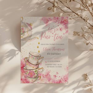 Puede incluir: Una invitación de acuarela para una fiesta de té, con una pila de tazas de té y una tetera. La invitación tiene el texto "let's Par-tea" y detalles para una fiesta de cumpleaños, incluyendo la fecha, hora y lugar.