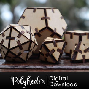 Peut inclure: Plusieurs polyèdres géométriques en bois de différentes formes et tailles. Les formes sont construites avec du bois brun clair et des connecteurs brun foncé. Le texte "Polyhedra | Digital Download" est également présent.