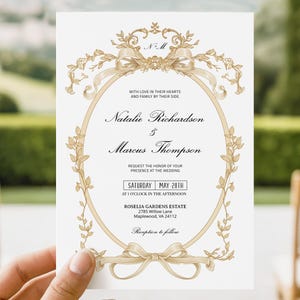 Puede incluir: Una invitación de boda con un marco dorado ornamentado y detalles florales. La invitación incluye los nombres Natalie Richardson y Marcus Thompson, junto con la fecha, hora y lugar de la boda. El texto dice: "Con amor en sus corazones y familia a su lado."