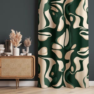Può includere: Tenda con motivo astratto verde e beige con un design ondulato. La tenda è appesa davanti a un muro grigio scuro.