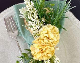 Marigold flower napkin ring, floral housewarming gift, country dinner table decor, bridal shower decor