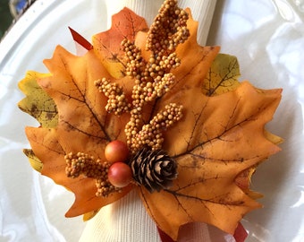 Natheeph 4Pcs Maple Leaf Napkin Rings Vintage Metal Napkin Rings Set Fall Napkin Holder for Christmas//Thanksgiving//Parties//Wedding Adornment Silver