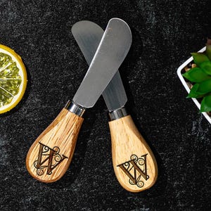 2er Set Käsemesser mit Gravur - Personalisiert mit Namen oder Monogramm - Hochzeitsgeschenk, Einweihungsparty oder Charcuterie