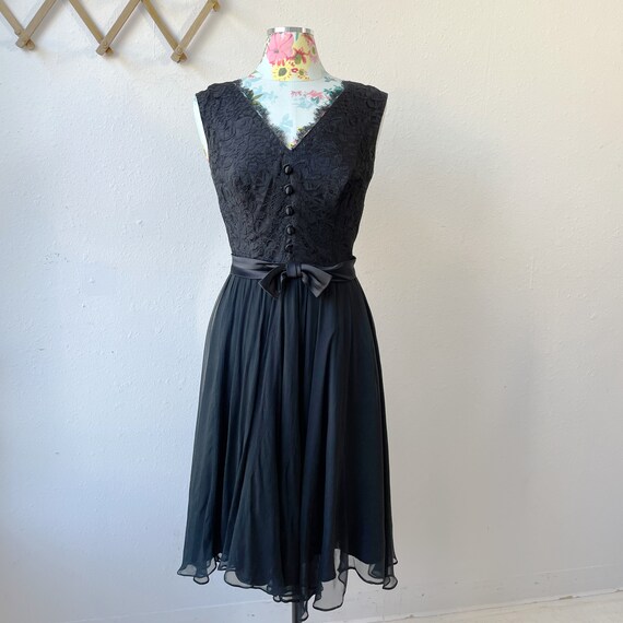 Black Lace and Sheer Silk Chiffon Sleeveless Fit-… - image 5