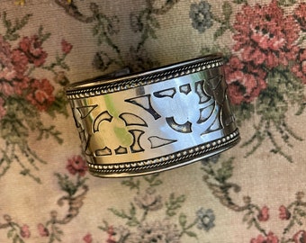 Southwestern Floral Cut-Out Chunky Silver Cuff Vintage 1970s Boho Jewelry Small Size