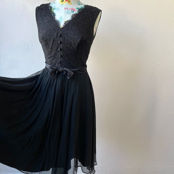 Black Lace and Sheer Silk Chiffon Sleeveless Fit-… - image 10