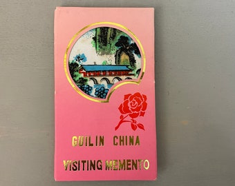 Handgeschilderde Moerbeizijde Pochet Guilin China Een bezoek aan Momento Hanky Vintage jaren 1950 Reissouvenir