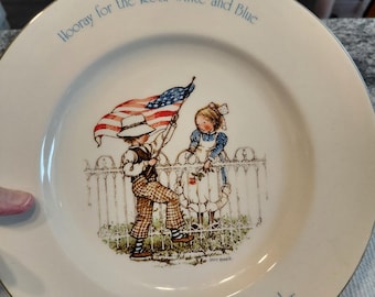 Prato vintage Holly Hobbie - Série Liberdade - "Viva o vermelho, branco e azul e as amizades calorosas e verdadeiras" - Anos 70 - Em excelente estado de conservação.
