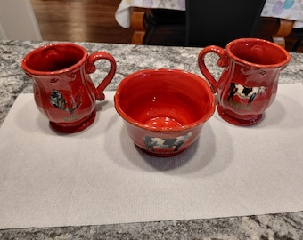Conjunto vintage de 3 peças Raymond Waites "Vintage Farm" - Caneca com galo, caneca com vaca e tigela para cereal/sorvete com estampa de vaca - Excelente estado de conservação