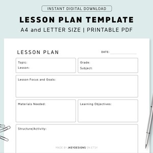Peut inclure: Un modèle de plan de cours PDF imprimable blanc avec du texte noir. Le document comprend des champs pour la date, le sujet, le niveau, la leçon, la matière, les objectifs, le matériel nécessaire et l'activité. Inclut un stylo argenté.