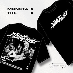 Könnte beinhalten: Schwarze T-Shirts mit weißen grafischen Designs. Ein Shirt zeigt den Text "Like That" in einer stilisierten Schriftart. Ein anderes Shirt zeigt ein Gruppenfoto mit dem Text "MONSTA X THE" und dem Satz "WE ALL ACT NORMAL, PRETEND TO BE NORMAL BUT WE KNOW WE ALL HAVE A 'MONSTA' INSIDE."